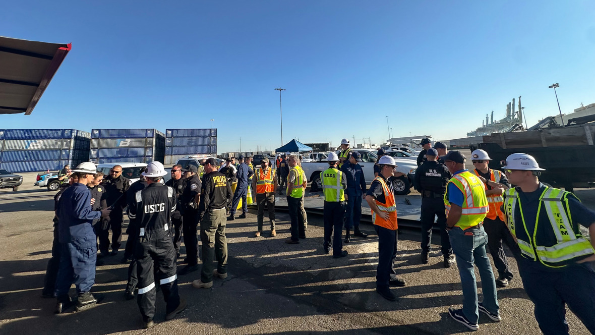 Crews Waiting To Unload The Brooklyn Bridge